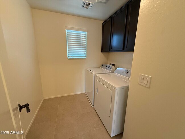 Building Photo - 12038 W Briles Rd