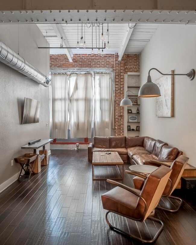 Building Photo - Beautiful 2 bedroom/2 bathroom loft with exposed brick, steel beams and hand scrapped wood floors.