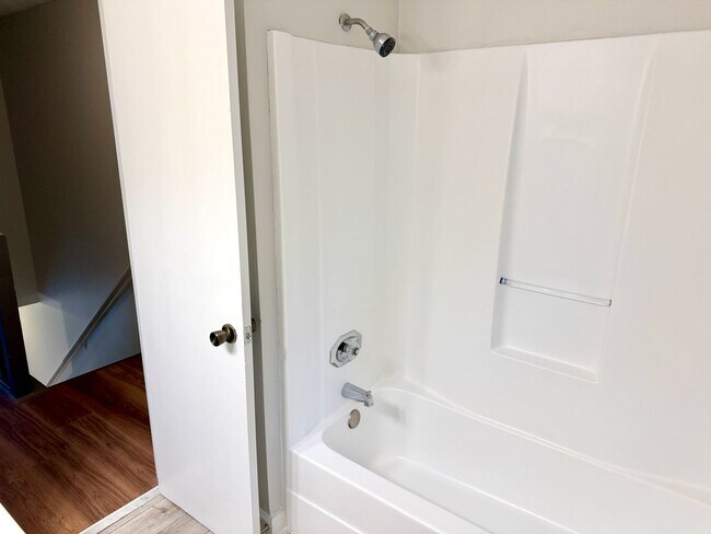 Building Photo - Welcome to this stylish and contemporary 2-bedroom, 1.5-bathroom corner townhome in Stockbridge!