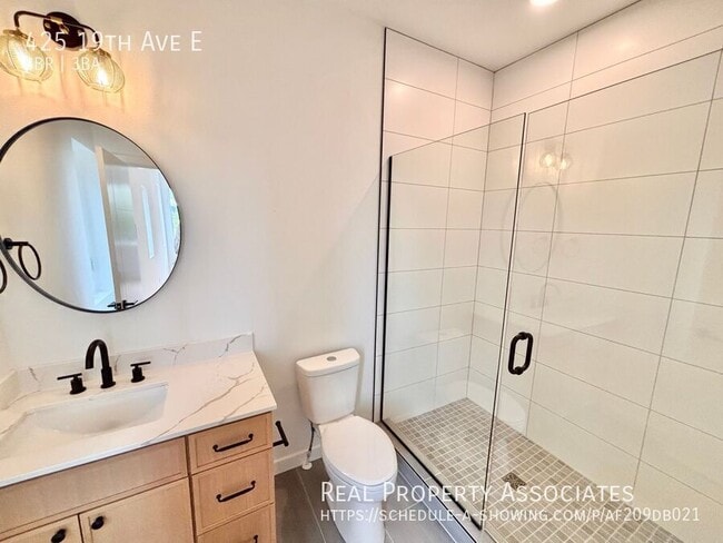 Building Photo - 425 19th Ave E