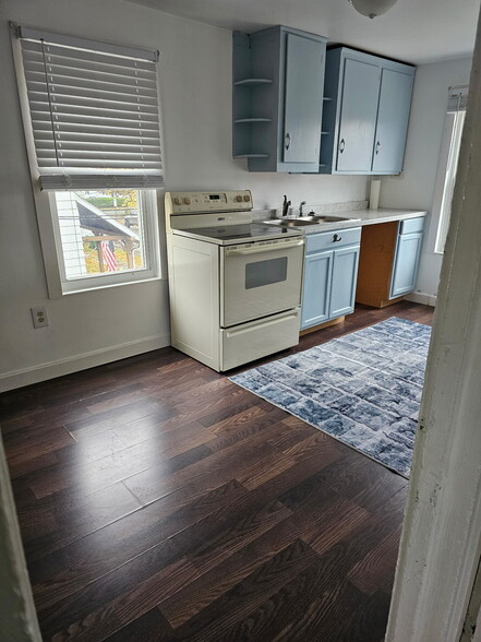 Building Photo - 512 Cemetery St