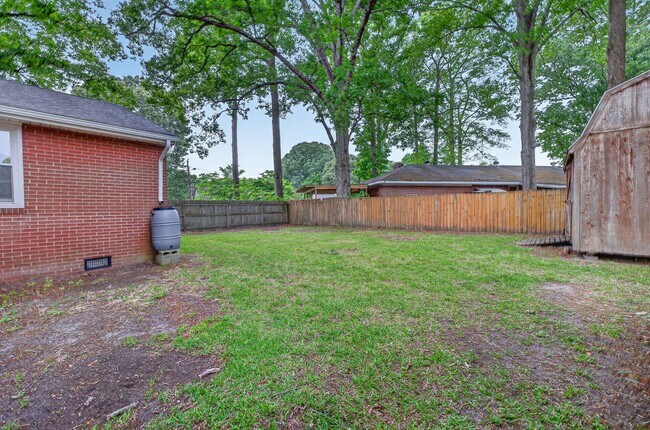 Building Photo - Brick Corner Ranch in Oak Manor-Chesapeake!