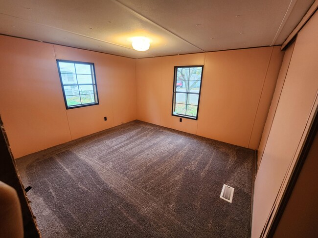 Building Photo - 2966 Laird Ave