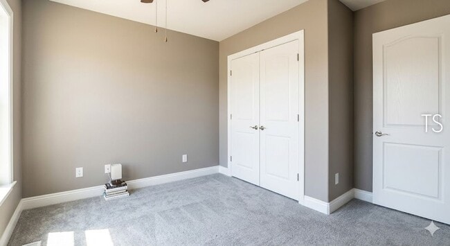 Building Photo - 709 English Oak Dr