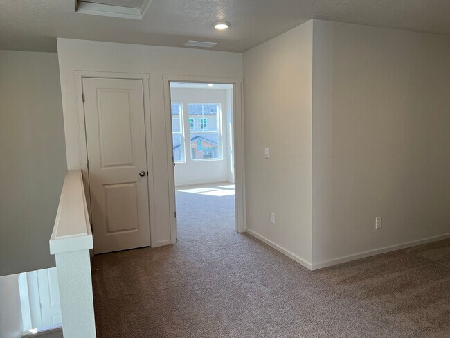 Building Photo - FREE RENT!! NEARLY NEW  HOME IN EZ LIVING ...
