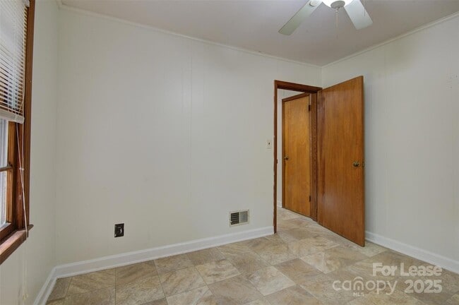 Building Photo - 607 W 19th Ave