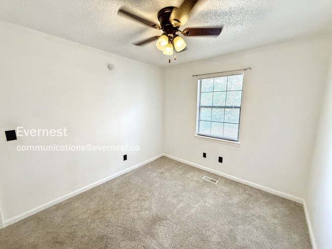 Building Photo - 2227 Cheshire Dr