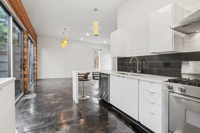 Building Photo - 3425 Louise St