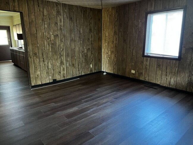 Building Photo - Cute 3 Bedroom Home