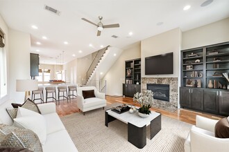Building Photo - 5425A Hidalgo St