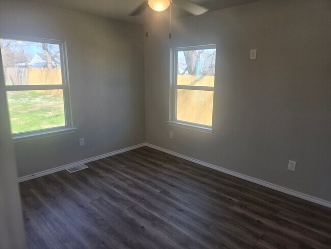 Building Photo - Newly remodeled 4 bedroom 3 full bath two story home located in the heart of Weatherford, TX