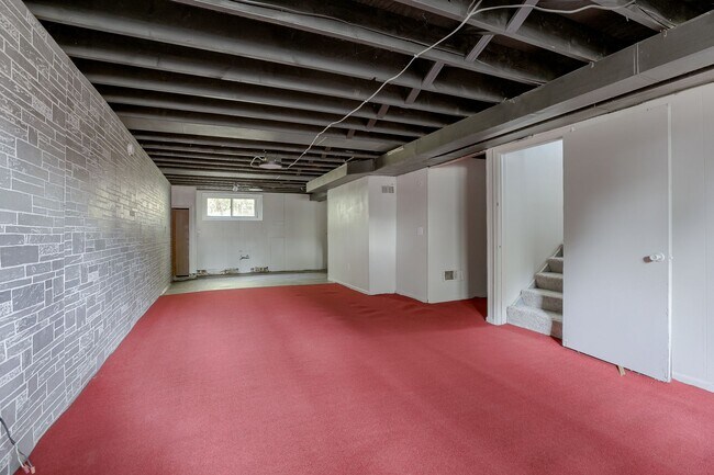 Building Photo - Charming 3-Bedroom Omaha Home with Finishe...