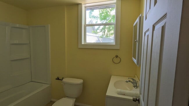 Building Photo - 384 Iona Ave