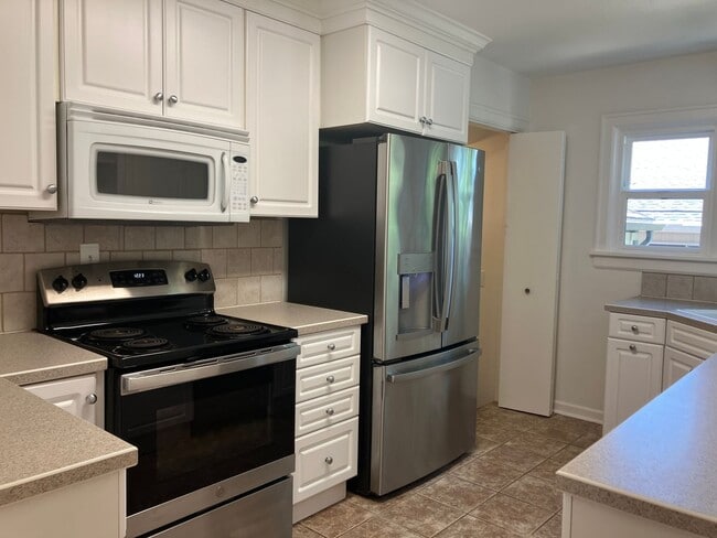 Building Photo - Charming Three Bedroom Home in Central Salem