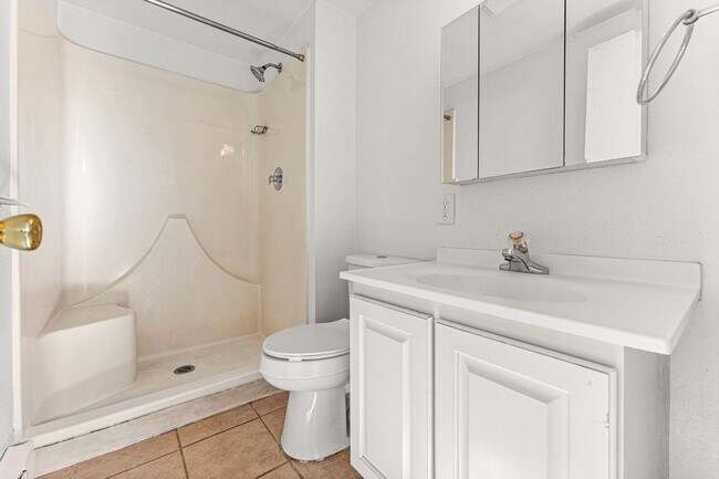 Building Photo - Great location near City Park!