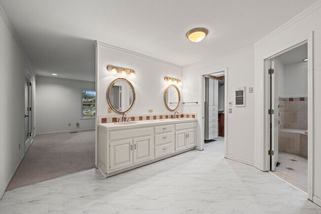 Building Photo - Custom Boulder 4 Bedroom + Finished Basement