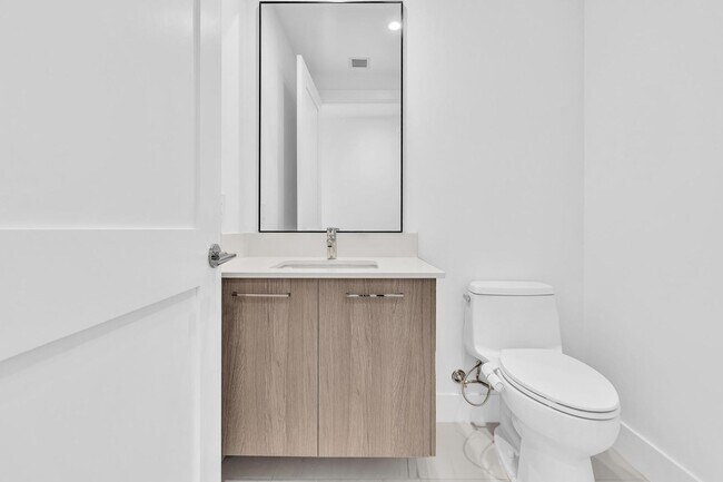 Building Photo - Stunning High-Rise Condo with Ocean Views | Prime Beach Location