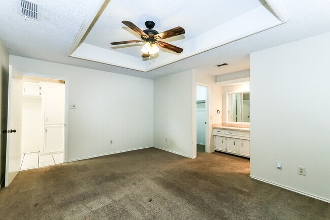 Building Photo - Upscale Townhouse in Great Area