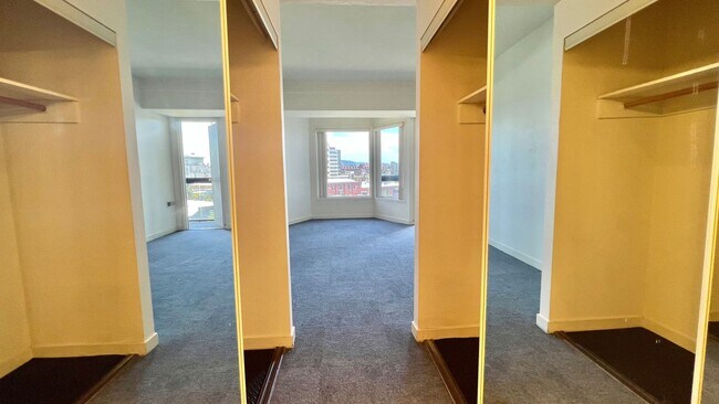 Building Photo - Spacious and convenient  east-facing 1Bd 1...