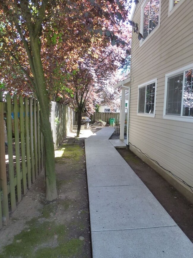Building Photo - Spacious Townhome Nestled Down Private Drive