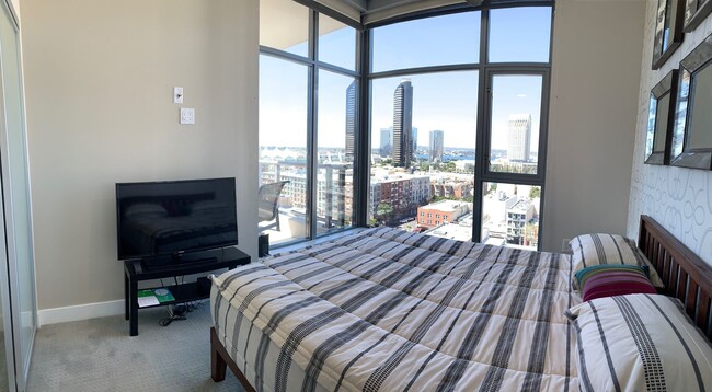 Building Photo - Downtown San Diego - fully furnished upsca...