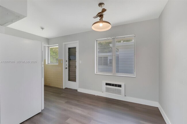 Building Photo - 923 N 17th Ave