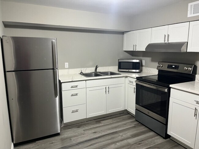 Building Photo - 740 W Wood St