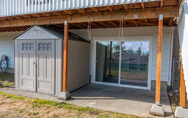 Building Photo - Spacious 2-Story Split-Level Home with Wat...