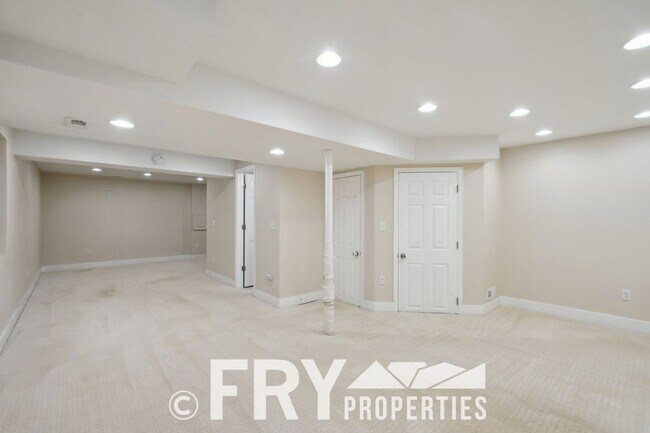 Building Photo - Spacious updated Green Valley Ranch two-story