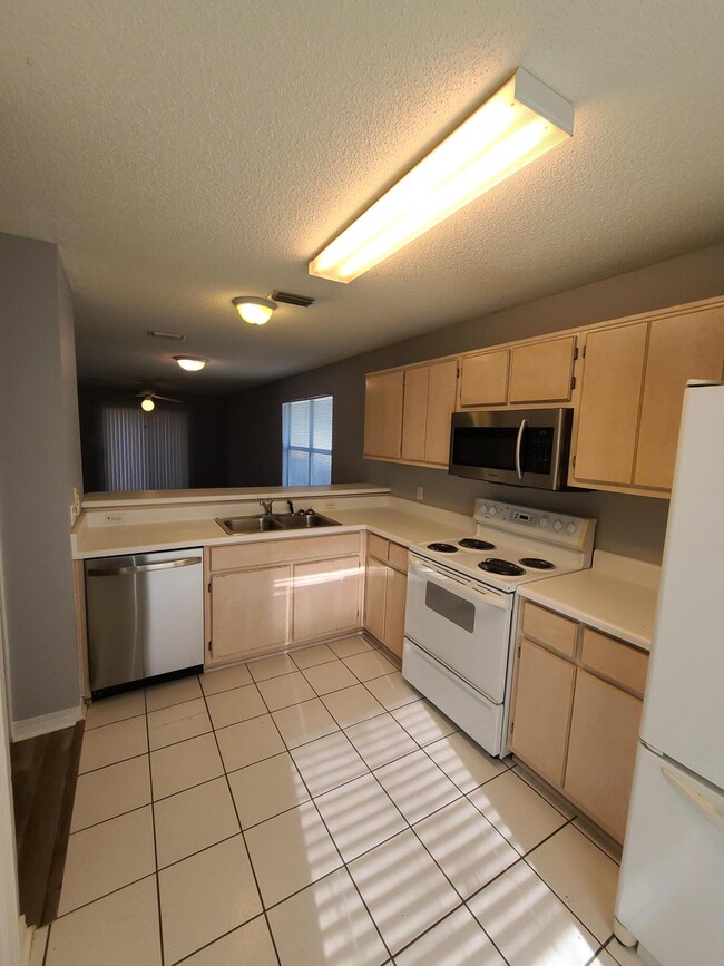 Building Photo - 2787 Bay Club Dr
