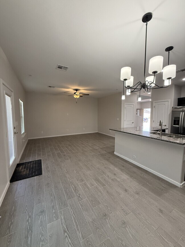 Building Photo - 1099 Sky River St