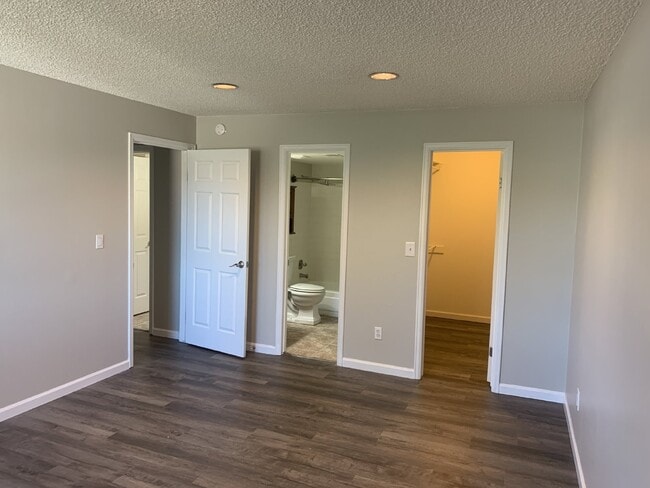Building Photo - Available September! Newly Updated 2 bed/2 bath Condo