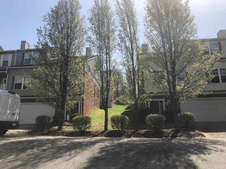 Building Photo - 760 Oaktree Blvd