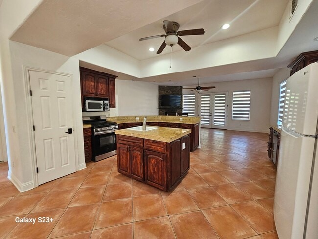 Building Photo - LARGE 3BED/2 BATH IN A COUNTRY CLUB SETTTING