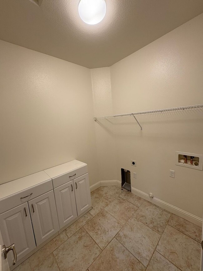 Building Photo - 3 Bedroom Home located NW Visalia!