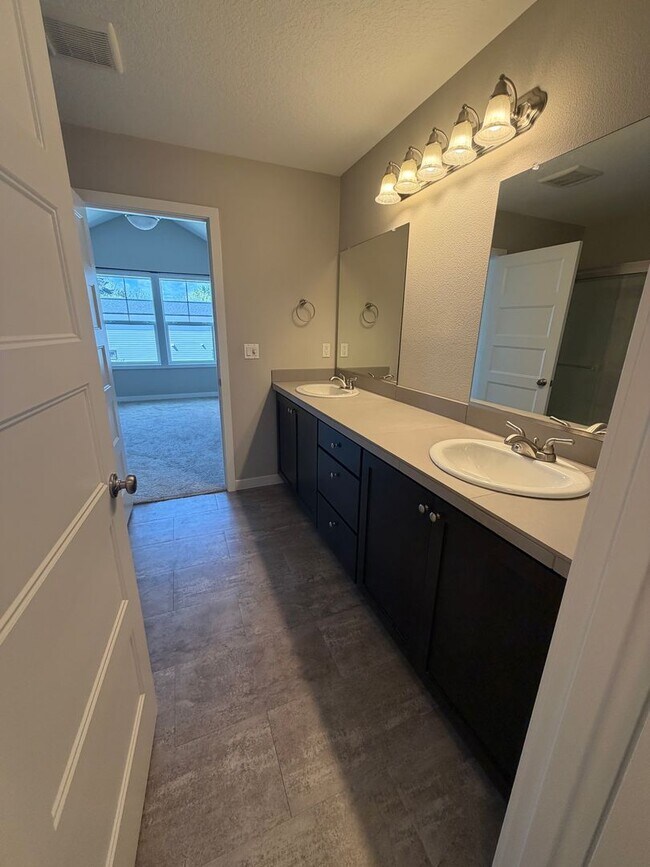 Building Photo - Newer Home in the Newberg Riverfront Development