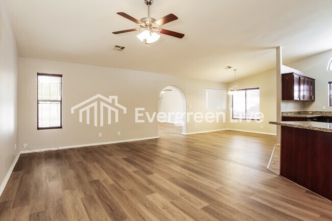 Building Photo - 5913 E Ellis St