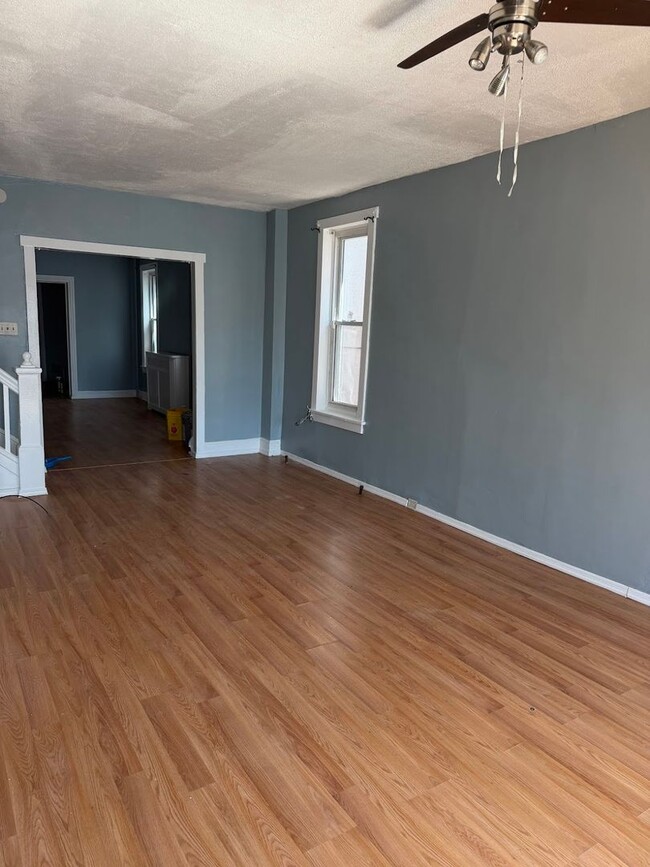 Building Photo - 4 Bedroom House