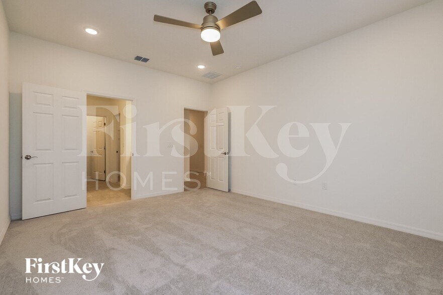 Building Photo - 405 Reina Wy