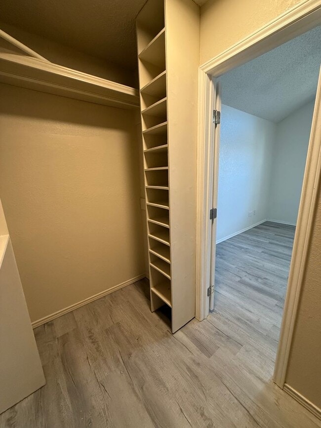 Building Photo - 4 Bed Brick Home! Zia School District! - Pets Welcome!!!