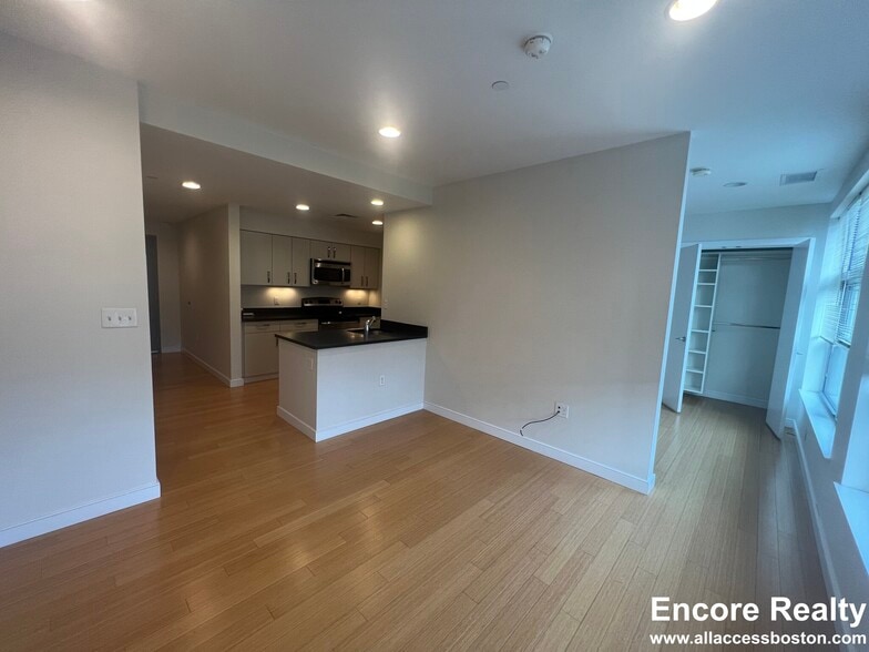 Building Photo - 601 Albany St