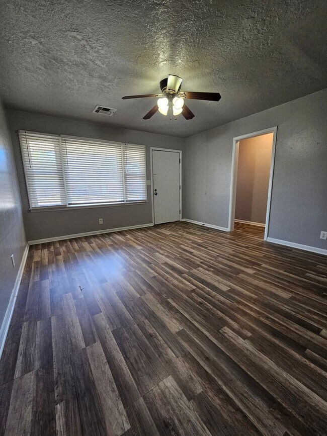 Building Photo - (3) Bed/(1) Bath in Core Norman Avail NOW! Pet Negotiable!