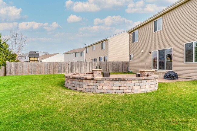 Building Photo - 202 Minuet Cir