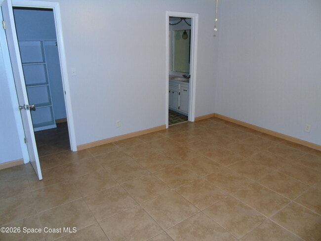 Building Photo - 450 Roosevelt Ave