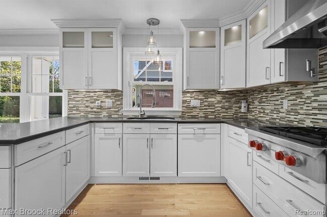 Building Photo - 2120 Buckingham Ave