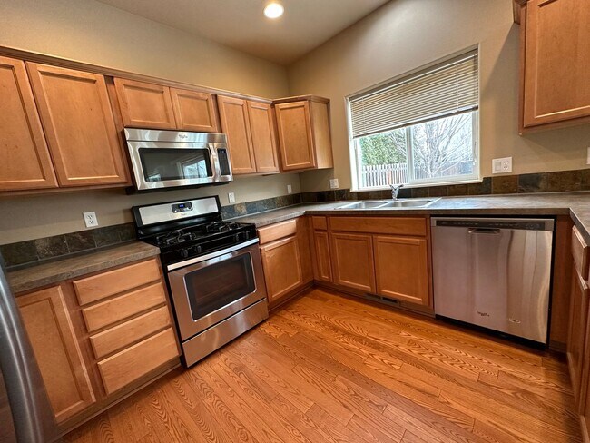 Building Photo - Inviting 4 Bedroom Home with Spacious Layo...