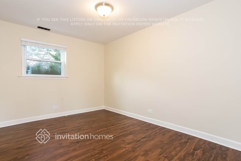 Building Photo - 825 W Manor Ct