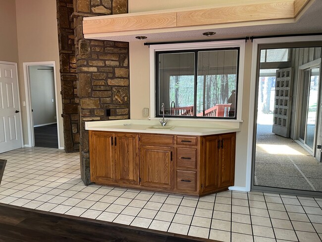 Building Photo - Newly Remodeled Townhome