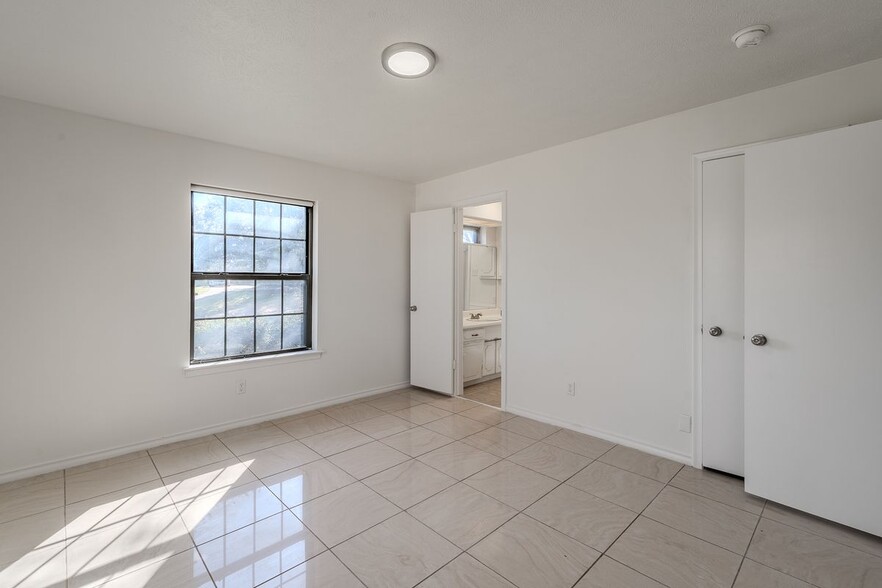 Building Photo - 3325 Shady Hollow Ln