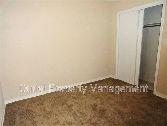 Building Photo - 610 S Lake Formosa Dr